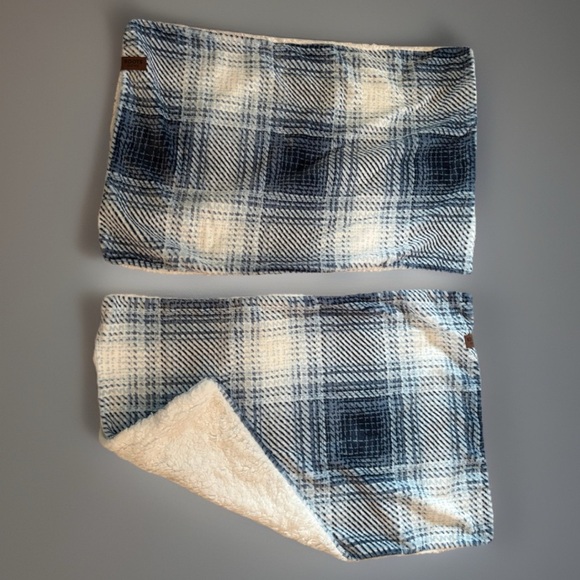 Roots Home Sherpa blue plaid Pillowcases set of 2 in new condition - Picture 2 of 6